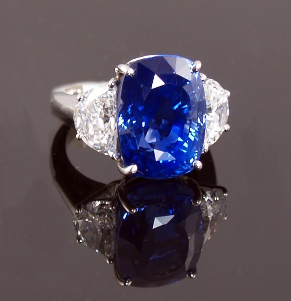 Ceylon Sapphire ring ||| Platinum ||| Unheatead Ceylon Sapphire = 20.92 ||| 2 half moon diam = 2.92 ||| |||