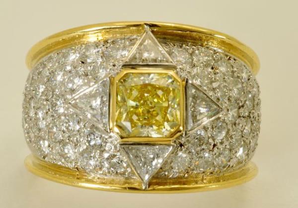 210-80-1720 Diamond Ring ||| Platinum & 18k; GIA cert FY RA diam = 1.01ct; ||| 46 RB Diam = 1.85ct; 4 TR diam = 0.52ct |||
