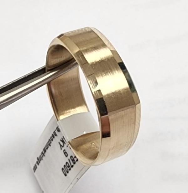 Men’s 7mm Four-Sided Comfort Fit Wedding Band with Satin Center and Beveled Edge in 14K Yellow Gold – Size 9