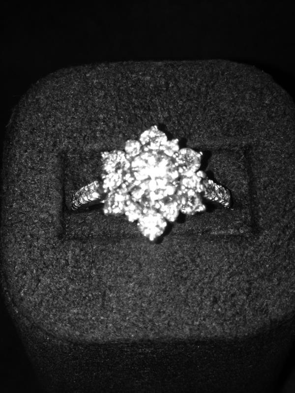 Ladies Fashion Diamond Cluster Ring 14K; Diamond Flower Ring showcases 2.00 cttw of sparkling round diamonds set in a cluster/flower setting. ||| Size 6 3/4 ||| Center stone 0.90ct I; SI2 ||| Surround